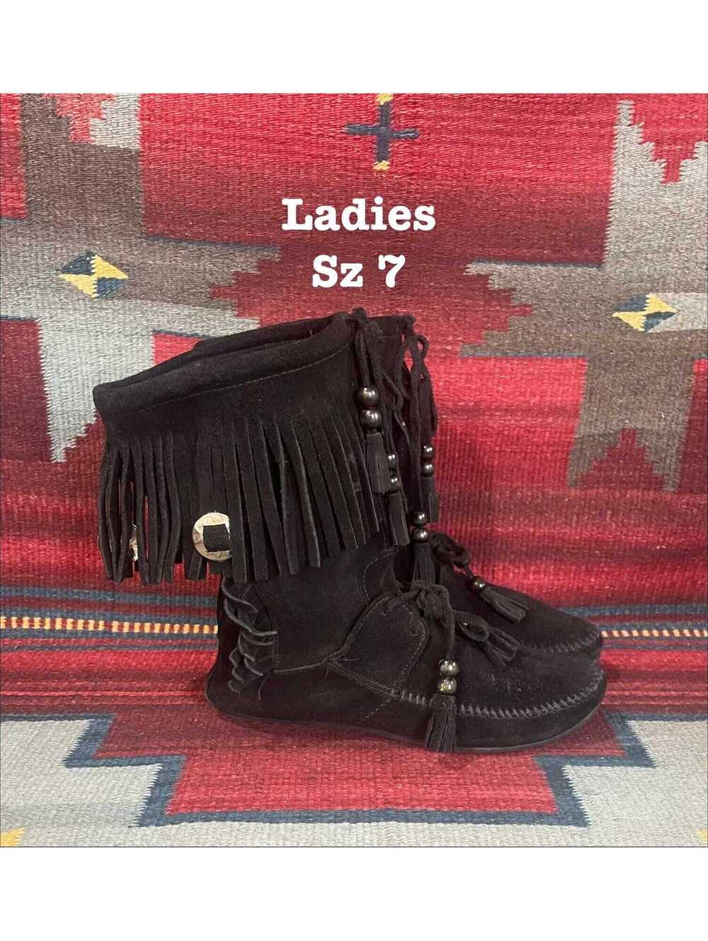 Broken-In Minnetonka Ladies size 7 Black Suede Fringe Moccasins Boots Vintage